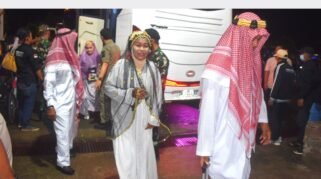 Tiba di Masjid Agung, 157 Jemaah Haji Kabupaten Bone Disambut Penuh Haru Keluarga 1 Tiba di Bone, 157 Jemaah Haji Kabupaten Bone Disambut Penuh Haru Keluarga(1)
