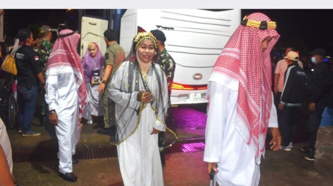Tiba di Masjid Agung, 157 Jemaah Haji Kabupaten Bone Disambut Penuh Haru Keluarga 1 Tiba di Bone, 157 Jemaah Haji Kabupaten Bone Disambut Penuh Haru Keluarga(1)