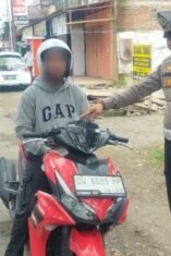 2 Orang di Bone Ditilang Karena Gunakan HP Saat Berkendara, Ini Sanksinya