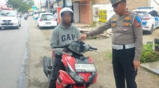 2 Orang di Bone Ditilang Karena Gunakan HP Saat Berkendara, Ini Sanksinya