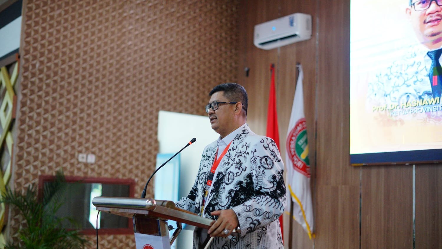 Konkab PGRI Bone 2025 Resmi Digelar, Usung Semangat Guru Menuju Bone Maberre' 7 Konkab PGRI Bone 2025 Resmi Digelar, Usung Semangat Guru Menuju Bone Maberre'