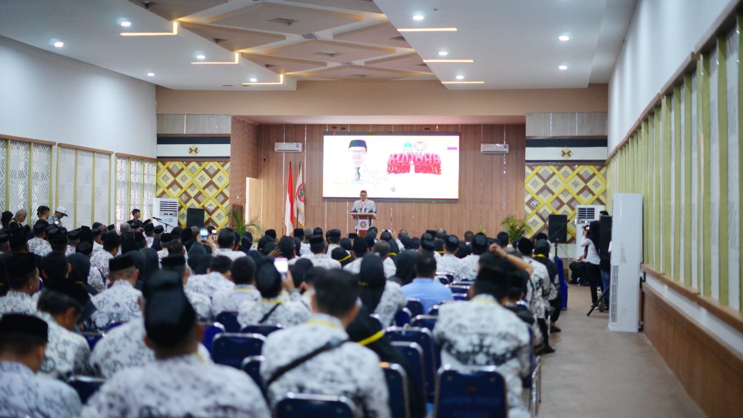 Konkab PGRI Bone 2025 Resmi Digelar, Usung Semangat Guru Menuju Bone Maberre' 6 Konkab PGRI Bone 2025 Resmi Digelar, Usung Semangat Guru Menuju Bone Maberre'