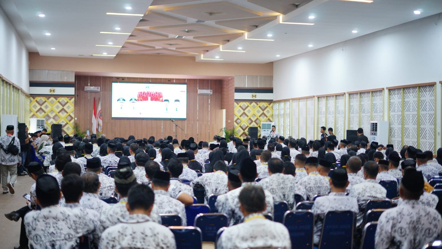 Konkab PGRI Bone 2025 Resmi Digelar, Usung Semangat Guru Menuju Bone Maberre' 10 Konkab PGRI Bone 2025 Resmi Digelar, Usung Semangat Guru Menuju Bone Maberre'