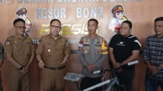 Pemkab Berikan Sepeda dan Uang Tunai untuk Personel Polres Bone yang Gagalkan Penculikan Anak 1 Pemkab Berikan Sepeda dan Uang Tunai untuk Personel Polres Bone yang Gagalkan Penculikan Anak