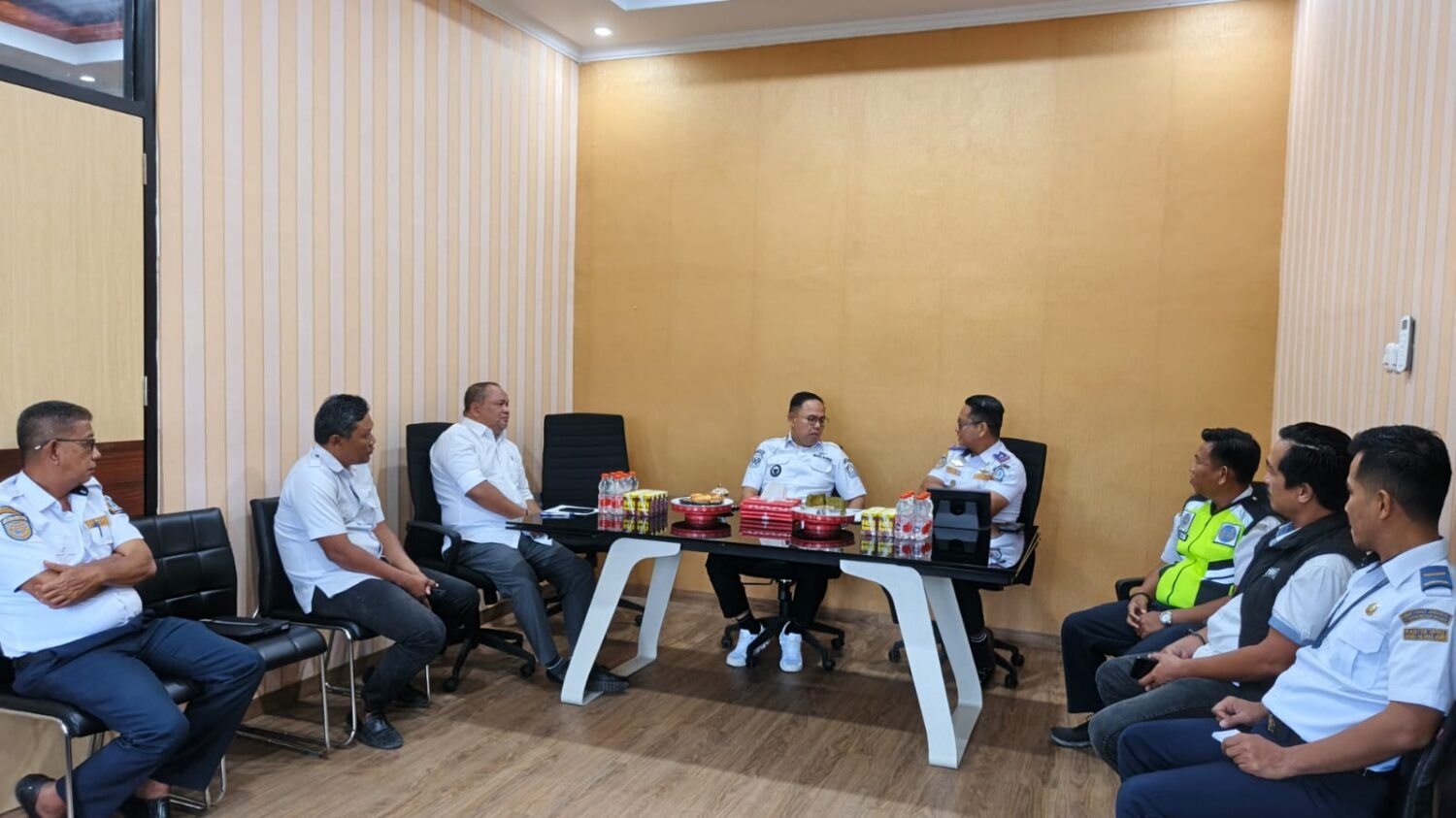 Wakil Bupati Bone Pimpin Rapat Percepatan Pengembangan Bandara Arung Palakka 7 Wakil Bupati Bone Pimpin Rapat Percepatan Pengembangan Bandara Arung Palakka