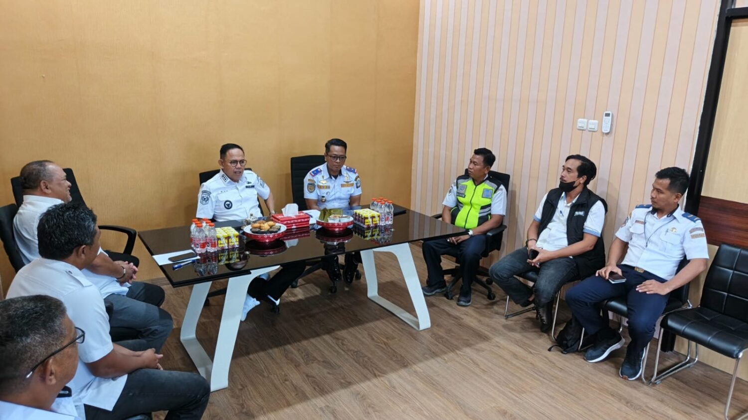 Wakil Bupati Bone Pimpin Rapat Percepatan Pengembangan Bandara Arung Palakka 6 Wakil Bupati Bone Pimpin Rapat Percepatan Pengembangan Bandara Arung Palakka