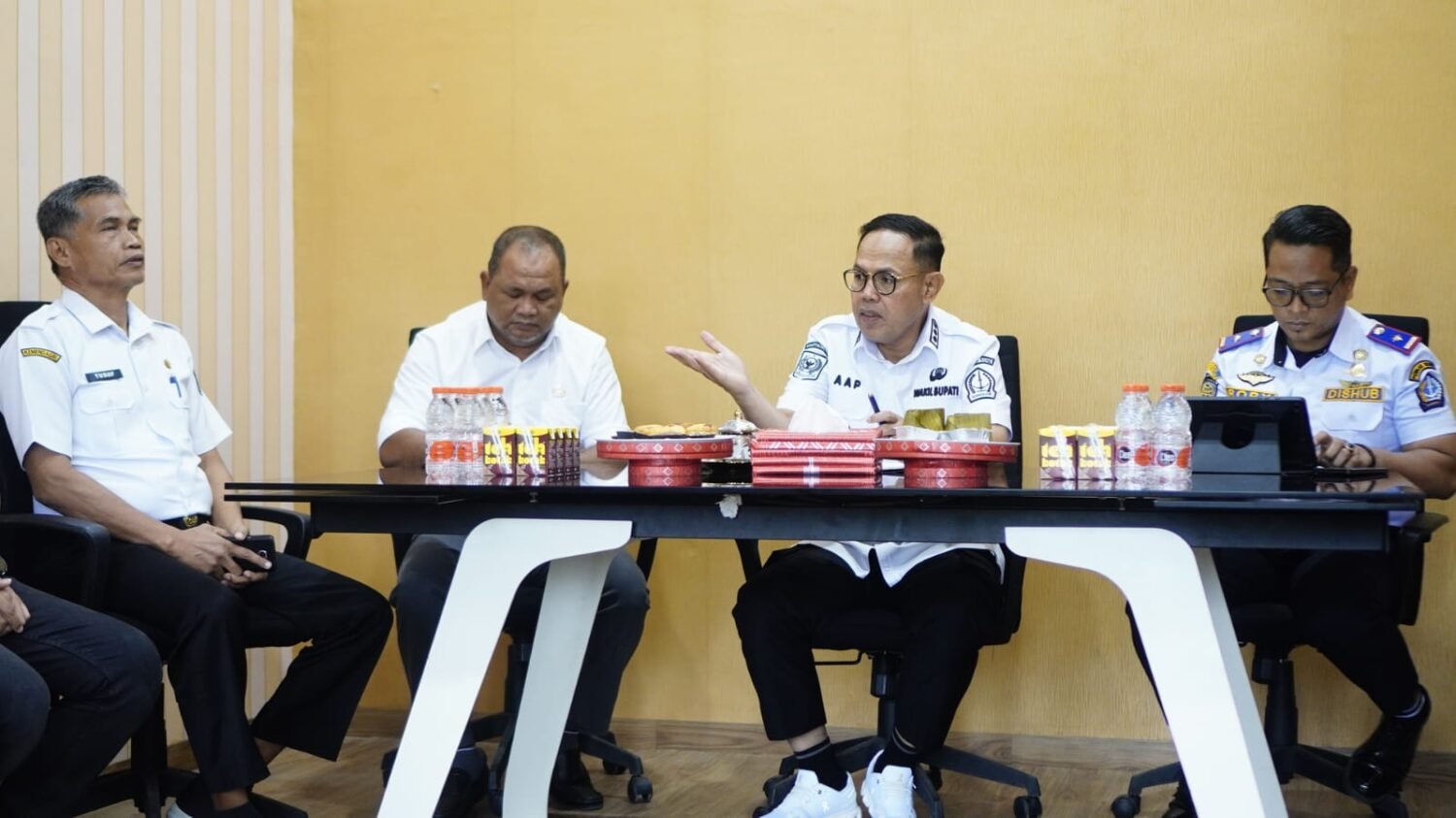 Wakil Bupati Bone Pimpin Rapat Percepatan Pengembangan Bandara Arung Palakka 5 Wakil Bupati Bone Pimpin Rapat Percepatan Pengembangan Bandara Arung Palakka