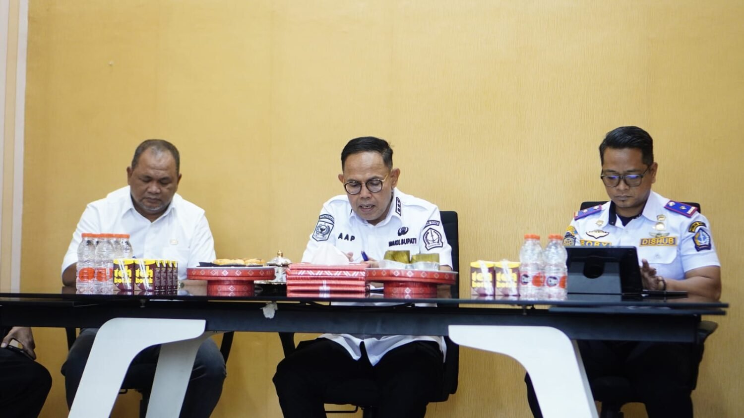 Wakil Bupati Bone Pimpin Rapat Percepatan Pengembangan Bandara Arung Palakka 4 Wakil Bupati Bone Pimpin Rapat Percepatan Pengembangan Bandara Arung Palakka