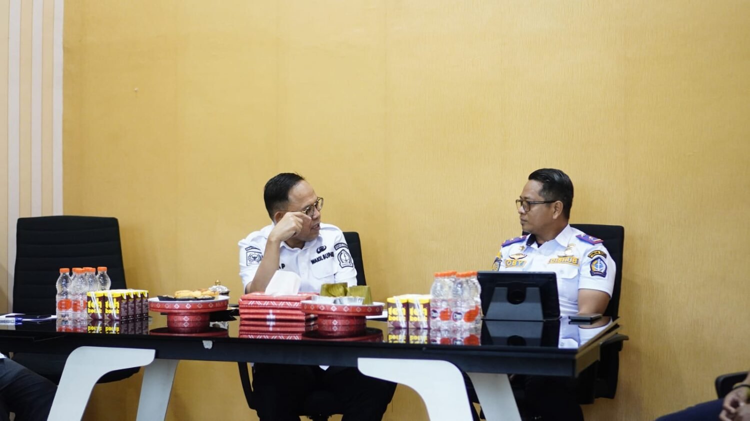 Wakil Bupati Bone Pimpin Rapat Percepatan Pengembangan Bandara Arung Palakka 3 Wakil Bupati Bone Pimpin Rapat Percepatan Pengembangan Bandara Arung Palakka
