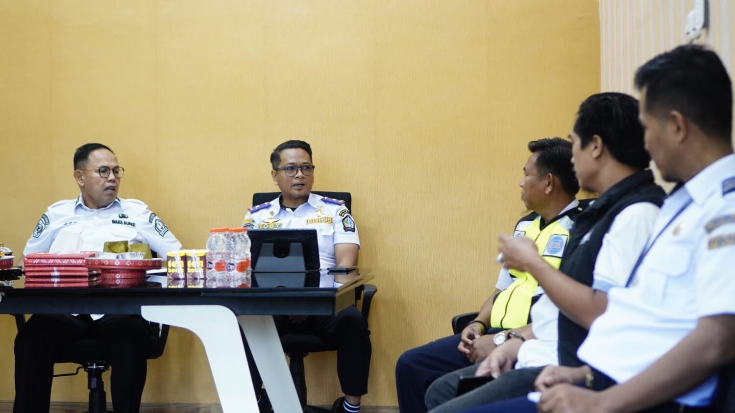 Wakil Bupati Bone Pimpin Rapat Percepatan Pengembangan Bandara Arung Palakka 2 Wakil Bupati Bone Pimpin Rapat Percepatan Pengembangan Bandara Arung Palakka