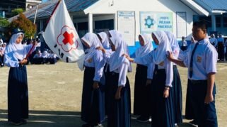 11 Siswa Resmi Dilantik Jadi Pengurus PMR SMPN 1 Kajuara Masa Bakti 2025-2026
