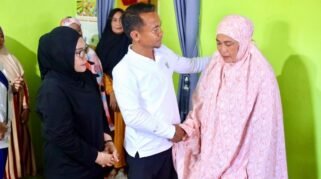 Bupati Bone Berangkatkan Ibu Sarinawati, Korban Demonstrasi Makassar, ke Tanah Suci 23 Bupati Bone Berangkatkan Ibu Sarinawati, Korban Demonstrasi Makassar, ke Tanah Suci
