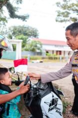 Kapolres Bone Turun ke Jalan Bagikan Bendera untuk Pengendara Jelang HUT RI ke-80
