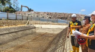 Bupati Bone Tinjau Pembangunan Instalasi Pengelolaan Lumpur Tinja Rp8 Miliar di Passippo 21 Bupati Bone Tinjau Pembangunan Instalasi Pengelolaan Lumpur Tinja Rp8 Miliar di Passippo