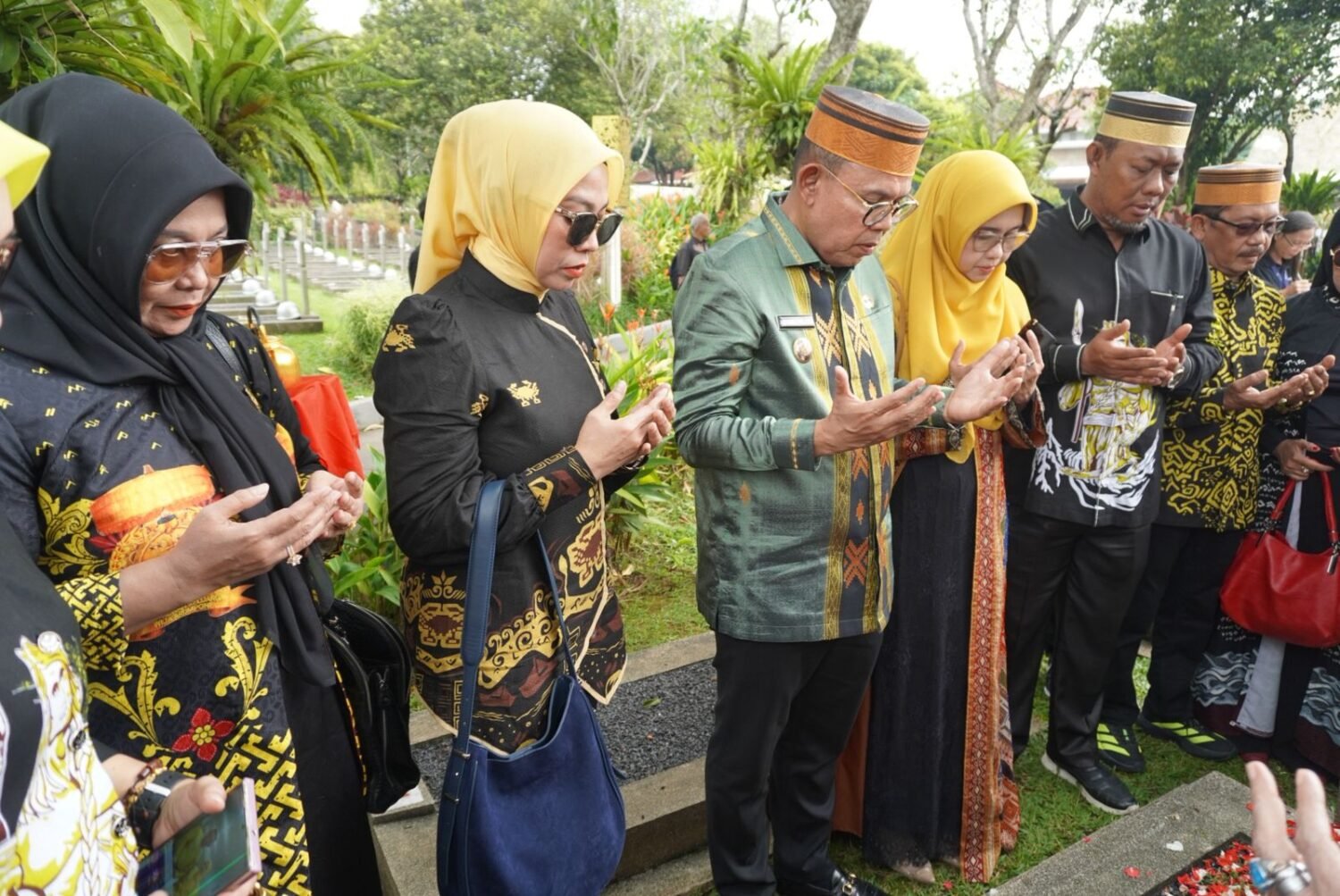 [FOTO] Wakil Bupati Bone Ziarah ke Makam Raja Bone La Pawawoi Karaeng Sigeri di Kalibata