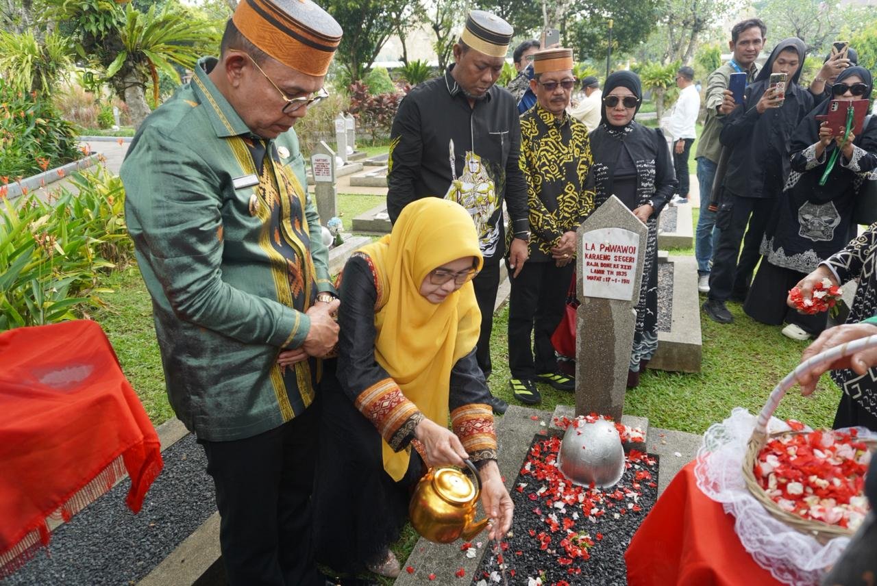 [FOTO] Wakil Bupati Bone Ziarah ke Makam Raja Bone La Pawawoi Karaeng Sigeri di Kalibata