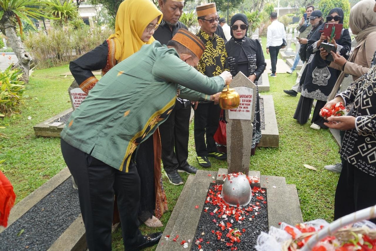 [FOTO] Wakil Bupati Bone Ziarah ke Makam Raja Bone La Pawawoi Karaeng Sigeri di Kalibata