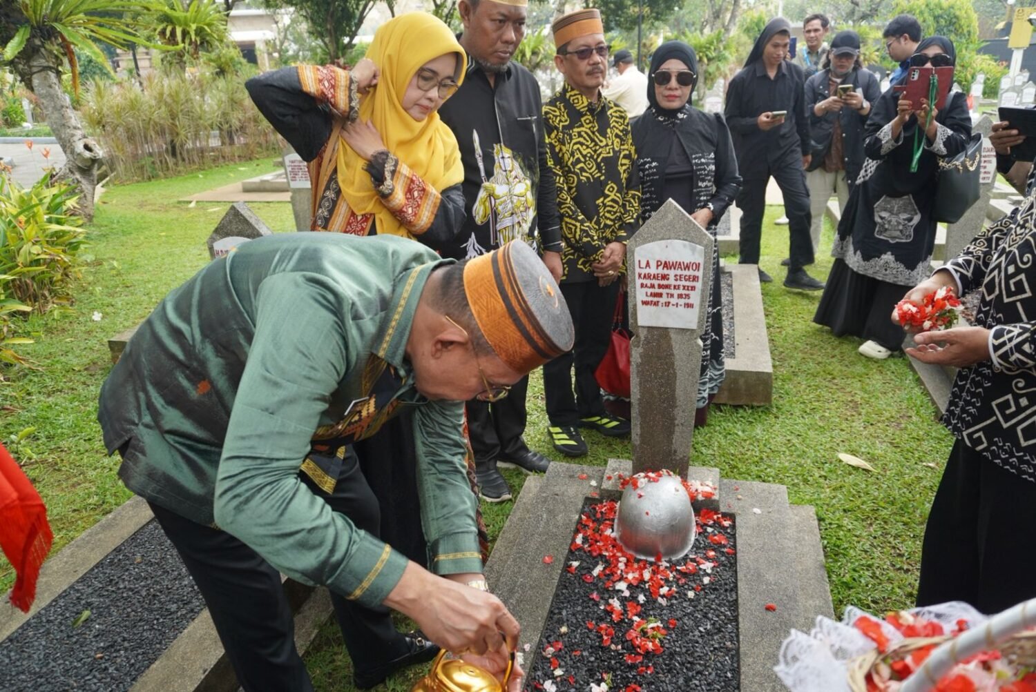 [FOTO] Wakil Bupati Bone Ziarah ke Makam Raja Bone La Pawawoi Karaeng Sigeri di Kalibata