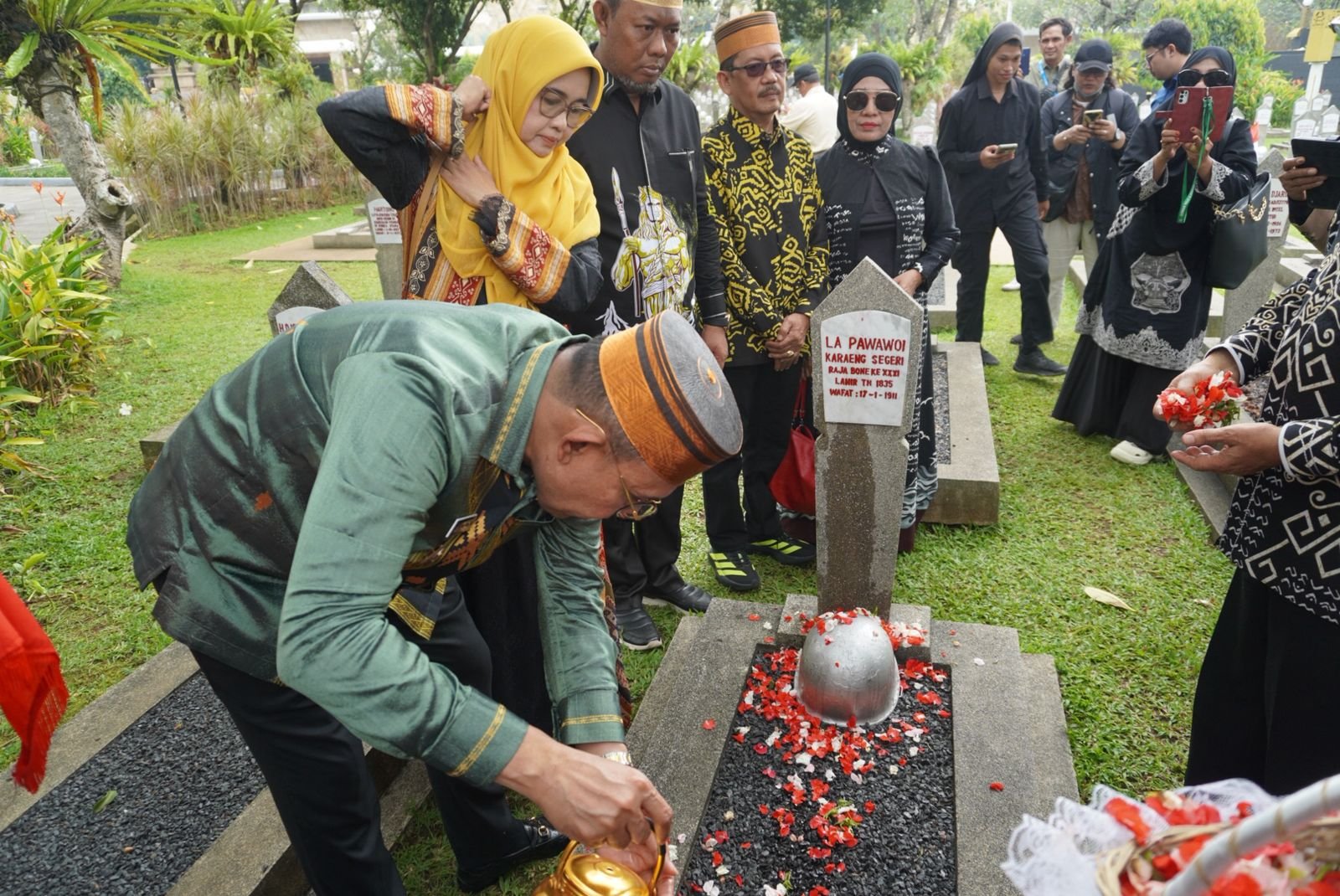 [FOTO] Wakil Bupati Bone Ziarah ke Makam Raja Bone La Pawawoi Karaeng ...