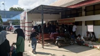Syarat Utama Urus Dokumen Kependudukan di Disdukcapil Bone, Suasana Antrean Warga di Loket Pelayanan.