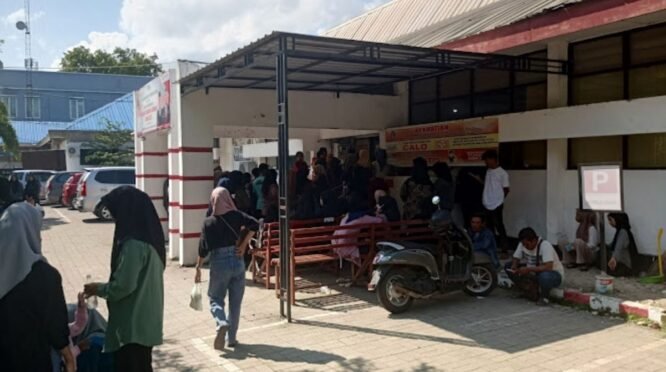 Syarat Utama Urus Dokumen Kependudukan di Disdukcapil Bone, Suasana Antrean Warga di Loket Pelayanan.