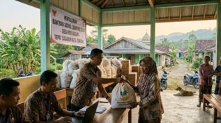 Penyaluran Bansos 2026 Gunakan Sistem Data Tunggal DTSEN di balai desa.