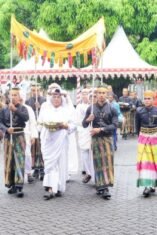 Foto prosesi adat Massimang Komunitas Adat dan Bissu di Rujab Bupati Bone untuk Mallekke Uwae HJB 696.