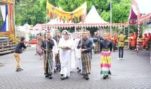 Foto prosesi adat Massimang Komunitas Adat dan Bissu di Rujab Bupati Bone untuk Mallekke Uwae HJB 696.