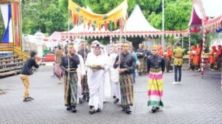 Foto prosesi adat Massimang Komunitas Adat dan Bissu di Rujab Bupati Bone untuk Mallekke Uwae HJB 696.