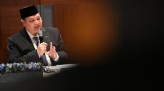 Penjelasan Menko Airlangga Hartarto Terkait Daftar Sektor yang Tetap Masuk Saat WFH ASN Hari Jumat Berlaku.