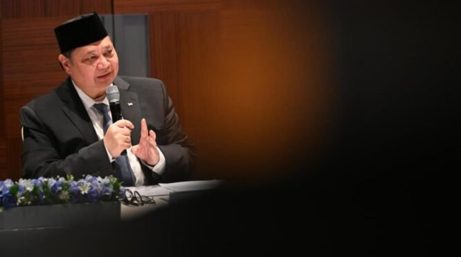 Penjelasan Menko Airlangga Hartarto Terkait Daftar Sektor yang Tetap Masuk Saat WFH ASN Hari Jumat Berlaku.