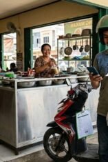 Daftar kontak WhatsApp kurir lokal untuk berbagai jasa di Kabupaten Bone.