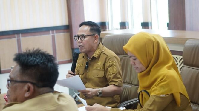 Pertemuan pembahasan pembatasan toko modern di Kabupaten Bone.