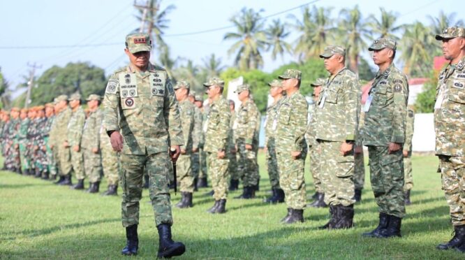 Kegiatan retret pejabat Pemerintah Kabupaten Bone di markas militer Armed 21 Kawali untuk penguatan integritas pimpinan.