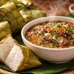 Kenapa Makan Coto Makassar Terasa Kurang Tanpa Ketupat Daun Pandan?