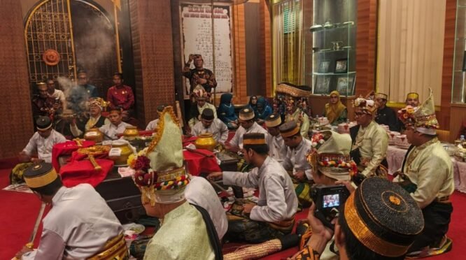 Suasana prosesi Pra Mattompang Arajang di Museum Arajang Rujab Bupati Bone.