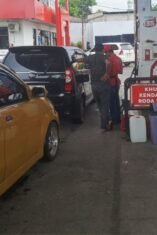 Personel Sat Reskrim Polres Bone Pantau Langsung Stok BBM di SPBU Bone Guna Antisipasi Kelangkaan dan Panic Buying.