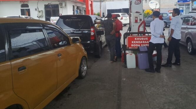 Personel Sat Reskrim Polres Bone Pantau Langsung Stok BBM di SPBU Bone Guna Antisipasi Kelangkaan dan Panic Buying.