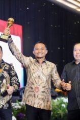 Bupati Bone Andi Asman Sulaiman terima penghargaan Top BUMD Awards 2026 Jakarta.