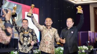 Bupati Bone Andi Asman Sulaiman terima penghargaan Top BUMD Awards 2026 Jakarta.