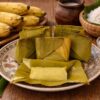 Sajian kue Barongko khas Bugis yang dibungkus daun pisang berdasarkan resep rahasia untuk tekstur yang lembut dan gurih.