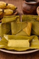 Sajian kue Barongko khas Bugis yang dibungkus daun pisang berdasarkan resep rahasia untuk tekstur yang lembut dan gurih.