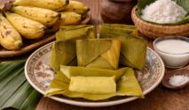 Sajian kue Barongko khas Bugis yang dibungkus daun pisang berdasarkan resep rahasia untuk tekstur yang lembut dan gurih.