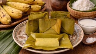 Sajian kue Barongko khas Bugis yang dibungkus daun pisang berdasarkan resep rahasia untuk tekstur yang lembut dan gurih.