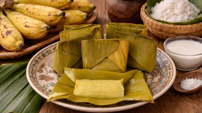 Sajian kue Barongko khas Bugis yang dibungkus daun pisang berdasarkan resep rahasia untuk tekstur yang lembut dan gurih.