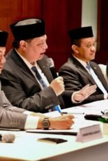 Menko Perekonomian Airlangga Hartarto Berikan Keterangan Terkait Kebijakan WFH ASN Hari Jumat yang Resmi Berlaku Mulai April 2026.