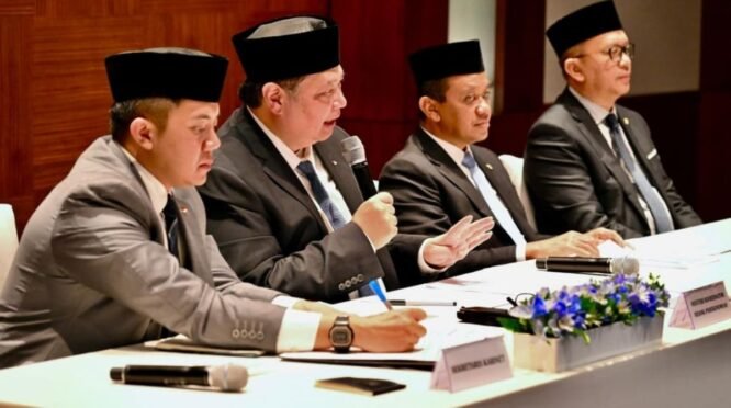 Menko Perekonomian Airlangga Hartarto Berikan Keterangan Terkait Kebijakan WFH ASN Hari Jumat yang Resmi Berlaku Mulai April 2026.