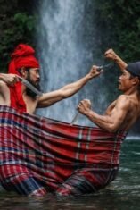 Ilustrasi dramatis tradisi Sigajang Laleng Lipa, dua pria Bugis bertarung dengan badik di dalam satu sarung demi harga diri.