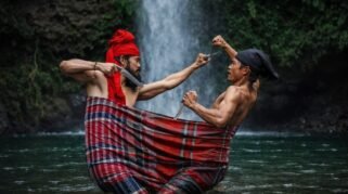 Ilustrasi dramatis tradisi Sigajang Laleng Lipa, dua pria Bugis bertarung dengan badik di dalam satu sarung demi harga diri.