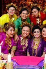 Variasi warna Baju Bodo yang dikenakan perempuan Bugis sebagai simbol status sosial dan jenjang usia dalam tradisi adat.